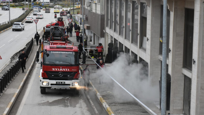 Eski Otelde Patlama ve Yangın: 2 İş&ccedil;i Hastaneye Kaldırıldı