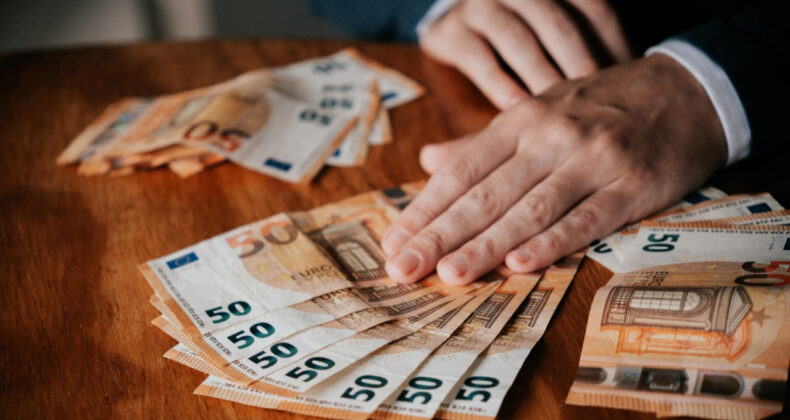 Euro 50 Lirayı Ge&ccedil;erek Yeni Bir Rekor Kırdı