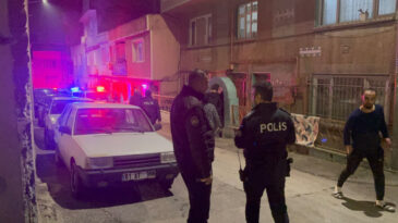 Evden Cephanelik &Ccedil;ıkınca Polise Saldırdılar