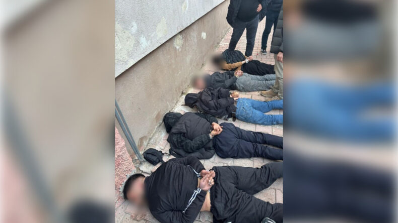 Eve Yapılan Baskında 6 Kişi, Tabanca ve Bı&ccedil;aklarla Polise Direndi