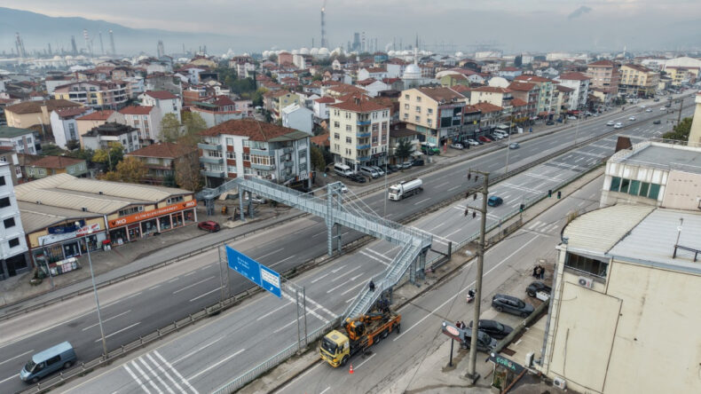 Evin i&ccedil;ini g&ouml;ren &uuml;st ge&ccedil;it yıkılıyor