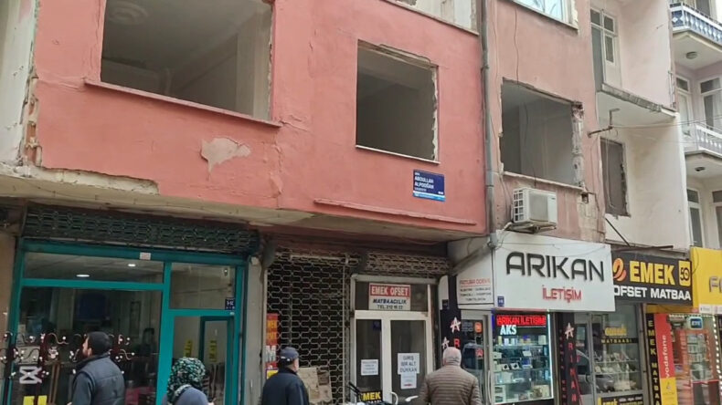 Evinin Hasarı D&uuml;ş&uuml;r&uuml;ld&uuml;, Depremzedeye Yazı G&ouml;nderildi: Anahtarı Getirin