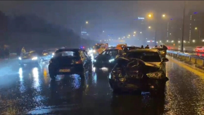 Ey&uuml;psultan'da 7 Ara&ccedil;lık Zincirleme Kaza