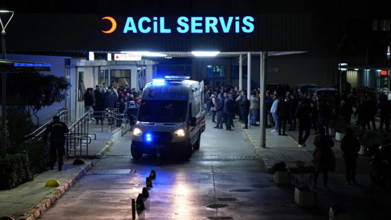 Feci Kaza: Motosiklet Minib&uuml;s&uuml;n Altında Kaldı