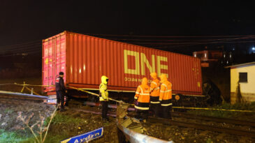 Feci Kazada 1 Kişi Hayatını Kaybetti, Tren Seferleri Durdu