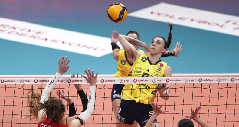 Fenerbahçe Deplasmanda İlbank'a Set Vermedi