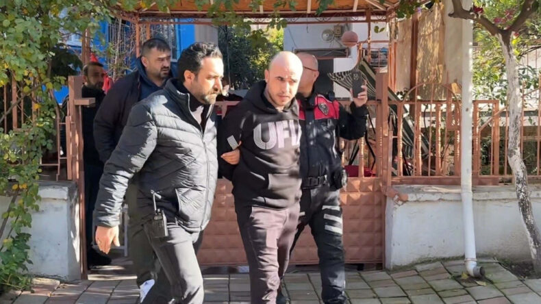 Firari H&uuml;k&uuml;ml&uuml;, Kanepenin Altında Saklanırken Yakalandı