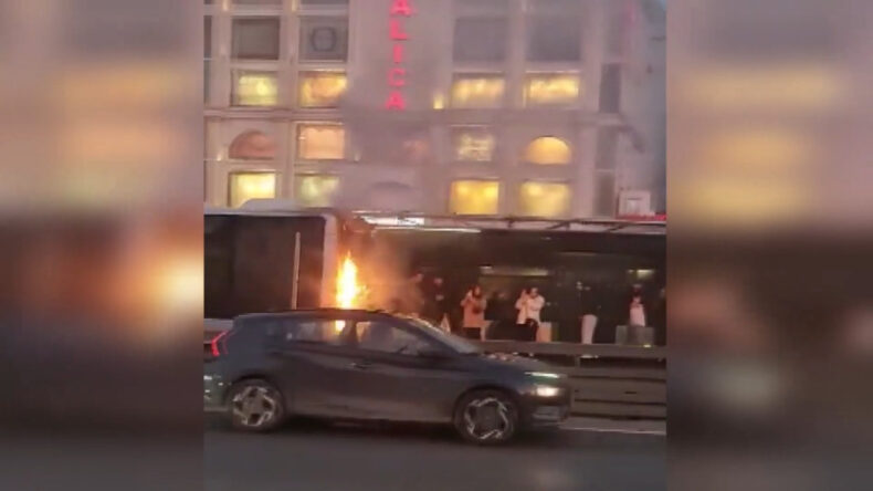 Florya'da Metrob&uuml;s Yangını