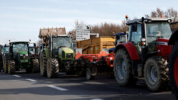 Fransa'da İsyan Başlatan &Ccedil;ift&ccedil;iler Yolları Kapattı