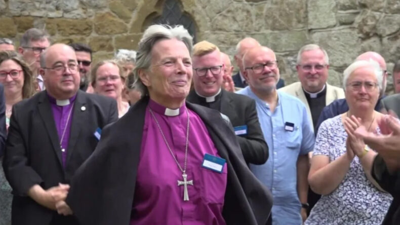 Galler Başpiskoposu: Eşcinsel olduğum i&ccedil;in kiliseden ayrıldılar