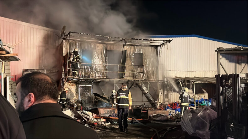 Gebze'deki Geri Dönüşüm Deposunda Yangın: Bir İşçi Yaralandı
