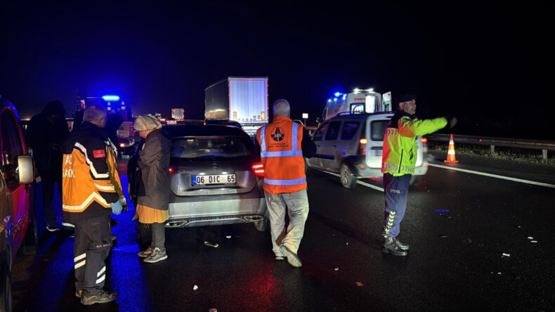 Gece Yarısında Otoyolda Feci Kaza: Trafik Uzun S&uuml;re Aksadı