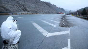 Gen&ccedil;ler Ara&ccedil;la U&ccedil;uruma Yuvarlandı: 16 &Ouml;l&uuml;
