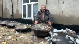 Gizemli Taşları Evinde Sergiliyor