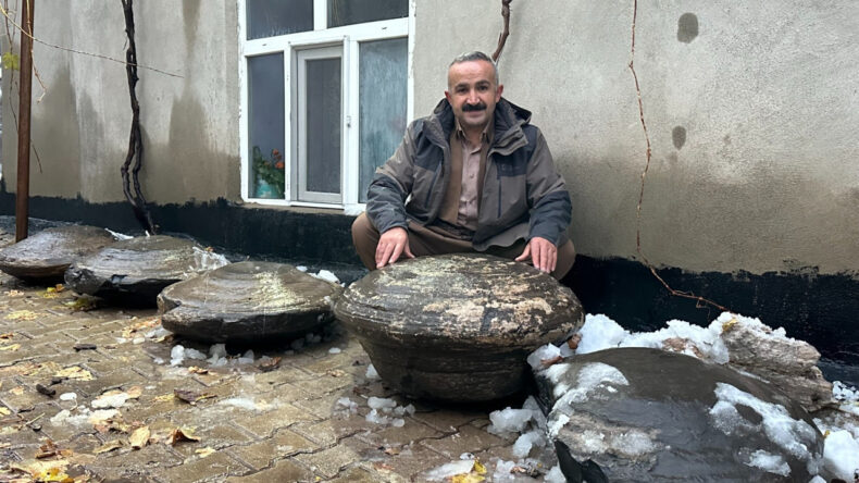 Gizemli Taşları Evinde Sergiliyor