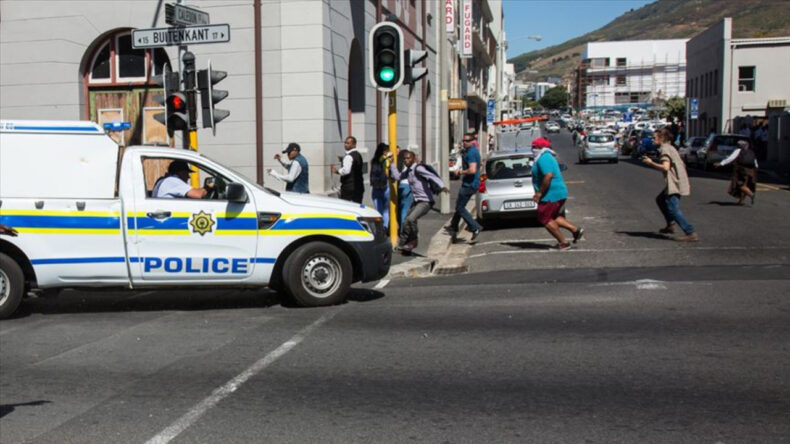G&uuml;ney Afrika'da Silahlı Saldırı: &Ccedil;ok Sayıda &Ouml;l&uuml; ve Yaralı Var