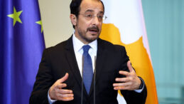 G&uuml;ney Kıbrıs Liderinden Tartışmalı Eylem: Provokatif Marşı Seslendirdi