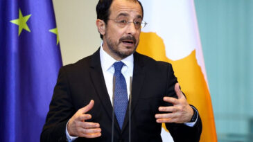 G&uuml;ney Kıbrıs Liderinden Tartışmalı Eylem: Provokatif Marşı Seslendirdi