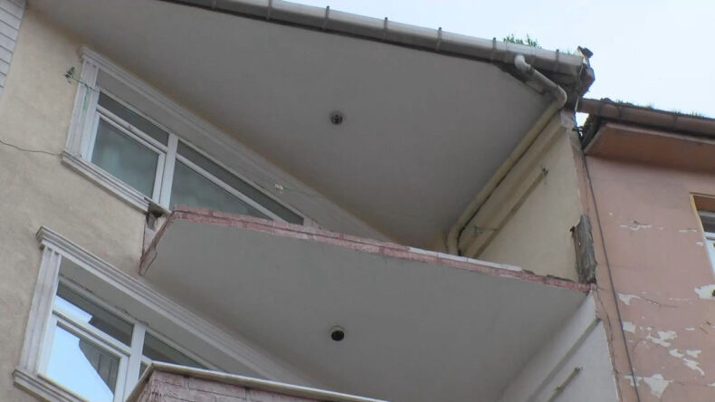 G&uuml;ng&ouml;ren'de binanın balkonundan par&ccedil;alar koptu, yayalar son anda kurtuldu