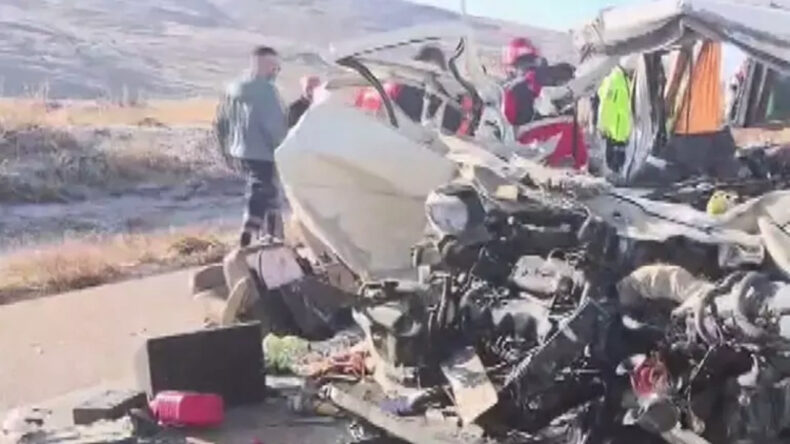 Hafif Ticari Ara&ccedil;, TIR&rsquo;a Arkadan &Ccedil;arptı: 3 Can Kaybı