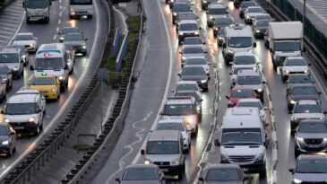 Hafta trafik &ccedil;ilesiyle başladı: İstanbul&rsquo;da trafik yoğunluğu y&uuml;zde 80