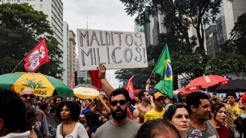 Halk af yasasına karşı sokağa d&ouml;k&uuml;ld&uuml;