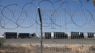 Hamas'tan &ccedil;ağrı: İsrail'in izin verdiği tırlar yetersiz