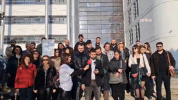 Hatay Adliyesi &Ouml;n&uuml;nde 11. Yargı Paketi Protestosu: Deprem Su&ccedil;lularına Af Olmaz