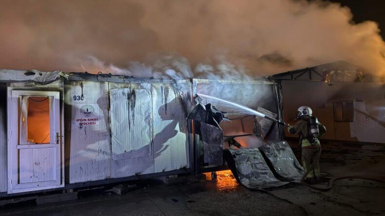 Hatay'da Konteyner Kentte Yangın: 6 Konteyner Kullanılamaz Hale Geldi