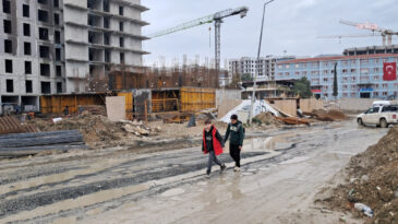 Hatay'da &Ouml;ğrenciler &Ccedil;amurlu Yolda Okula Gitmek Zorunda Kalıyor