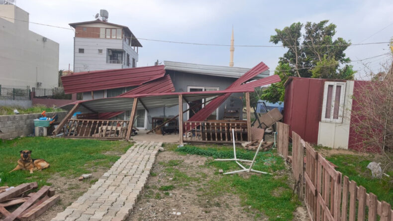 Hatay'da Şiddetli Rüzgar Çatıları Uçurdu