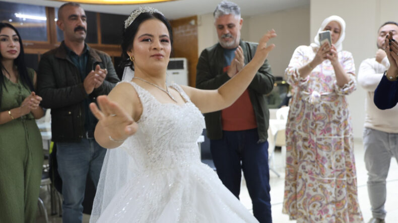 Hatay&rsquo;da Down Sendromlu Ezgi&rsquo;nin Gelinlik Hayali Ger&ccedil;ek Oldu