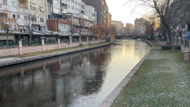 Hava Sıcaklıkları Eksi 6'ya Düştü: Porsuk Çayı Buzla Kaplandı
