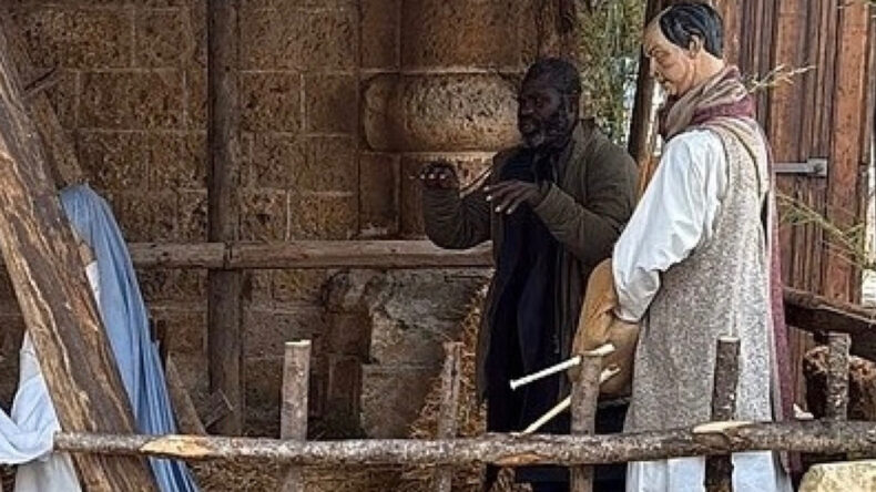 Heykel Taklidi Yaparak Polislerden Ka&ccedil;maya &Ccedil;alıştı