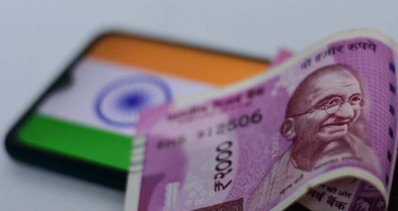 Hindistan Rupisi Tarihi D&uuml;ş&uuml;k Seviyede