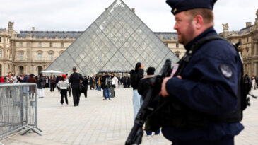 Hırsızların İkincil Hedefi: Louvre M&uuml;zesi'nde &Ccedil;alışanlar Kriz Yaşıyor