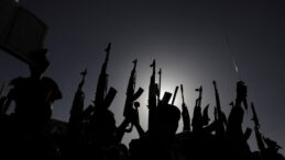 Husiler 10 BM personelini g&ouml;zaltına aldı