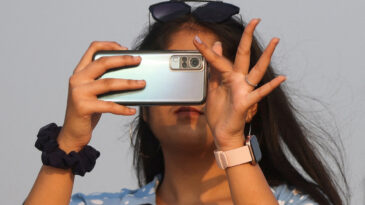 H&uuml;k&uuml;metin Akıllı Telefon Talebi Tepki Topladı