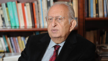 H&uuml;samettin Cindoruk Hastaneye Kaldırıldı
