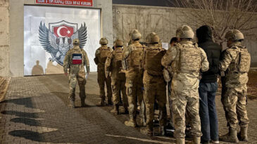 Iğdır'da Uyuşturucu Operasyonu: 21 G&ouml;zaltı