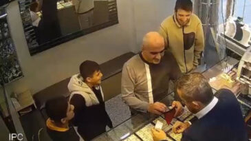 İki &Ccedil;ocuk Yerden Bulduğu 1 Milyon 300 Bin Lira Değerindeki Altınları Sahibine Teslim Etti