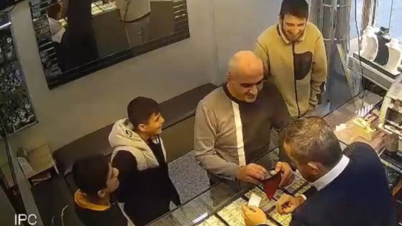 İki &Ccedil;ocuk Yerden Bulduğu 1 Milyon 300 Bin Lira Değerindeki Altınları Sahibine Teslim Etti