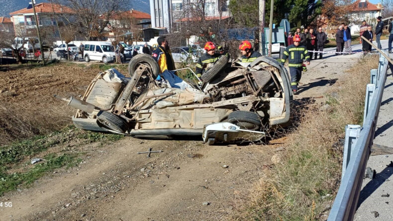 İki otomobil &ccedil;arpıştı: 1 &ouml;l&uuml;