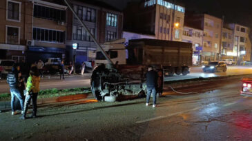 İneg&ouml;l&rsquo;de Takla Atan Otomobil Direğe &Ccedil;arptı