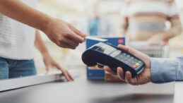 İngiltere&rsquo;de kartlı harcamalar pandemi sonrası ilk kez geriledi