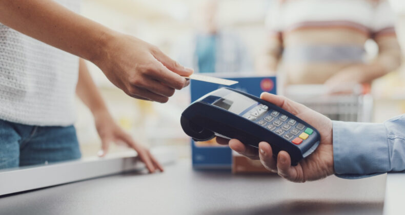 İngiltere’de kartlı harcamalar pandemi sonrası ilk kez geriledi