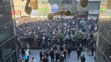 İran'da Son Yılların En B&uuml;y&uuml;k Protesto Dalgası: Y&uuml;zlerce İş Yeri Kepenk Kapattı