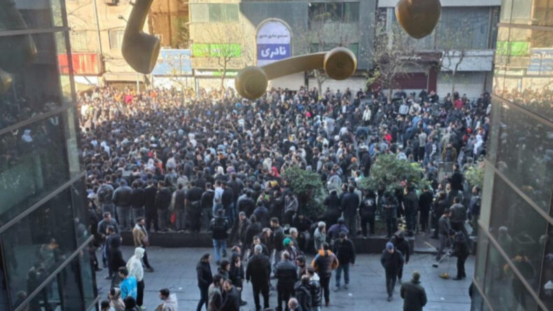 İran'da Son Yılların En Büyük Protesto Dalgası: Yüzlerce İş Yeri Kepenk Kapattı