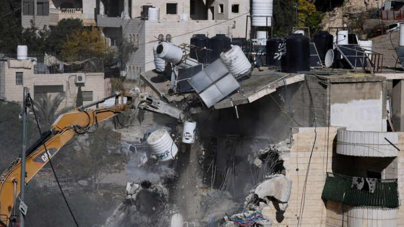 İsrail, Filistinlilerin Bulunduğu Binayı Yıktı