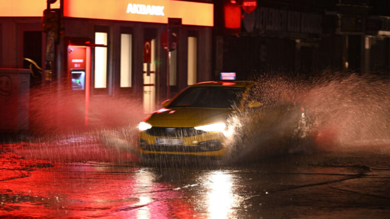 İstanbul Sağanak Yağışla Karşılaştı